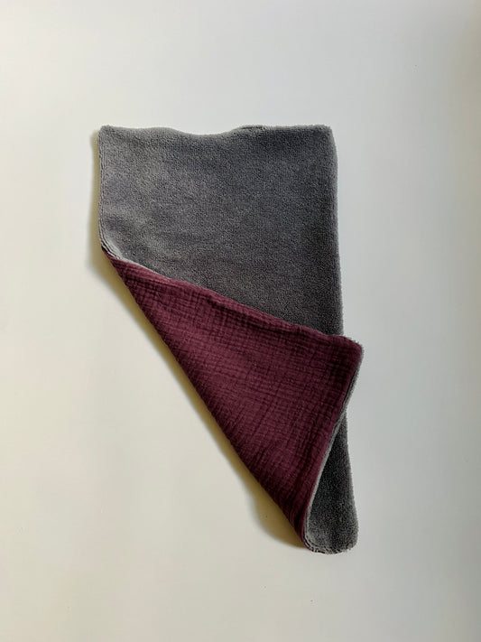 BURP CLOTH - grey / dark purple